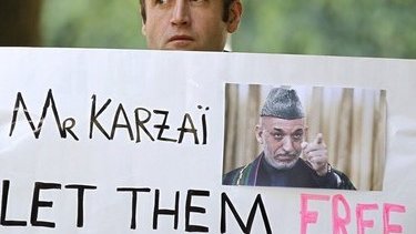 کرزی با طالبان همدست است؛ خبرنگاران دربند را آزاد کنید