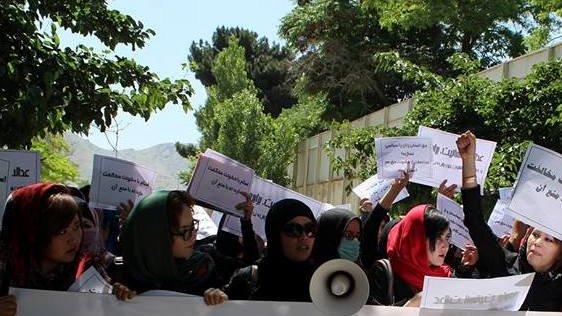 تظاهرات بانوان فعال در اعتراض به تبعیض جنسیتی و حمایت آن ها از اعتراض دانشجویان