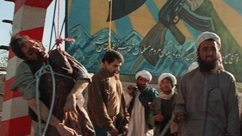 سپتامبر 1996: دو عکس از محمد نجیب‌ الله احمدزی رییس جمهوری که توسط طالبان کشته و حلق آویز شد