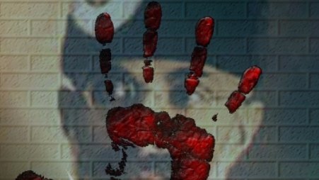 عبدالخالق اکنون در میدان صاف، بالای سر شاه شکسته قامت ایستاده است