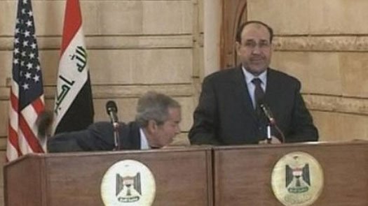 بوش در عراق با بوتها بدرقه شد، در افغانستان با مدال!