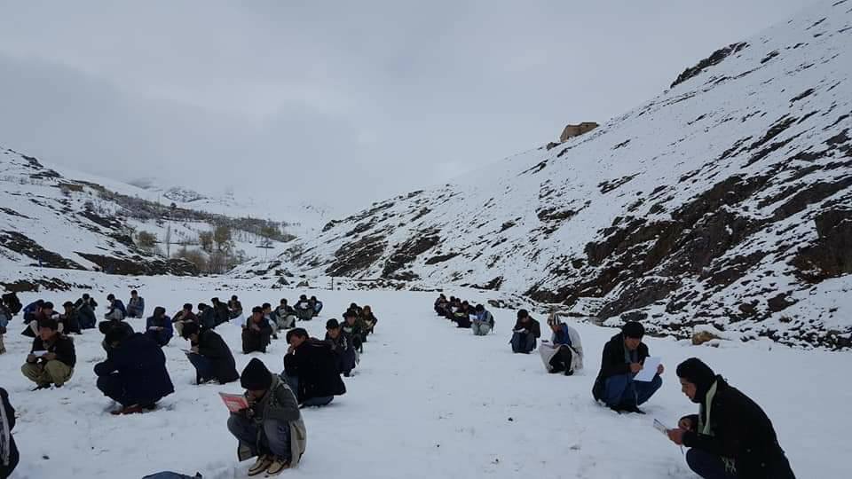 سرمای گزنده ی کوهستان های هزارستان و تبعیض حکومت اوغو از عشق آنان به آموزش نمی کاهد