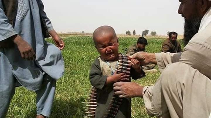 این صحنه را تنها در مناطق قبایلی فغانستان می توان دید!