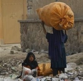 گوشه ای از وضعیت اسف بار کودکان و زنان افغانستان