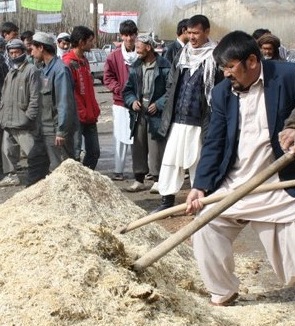 طراح اعتراض های مدنی در افغانستان کشته شد، آيا برای مقابله با اشغالگران افغان باید سلاح بدست گرفت؟