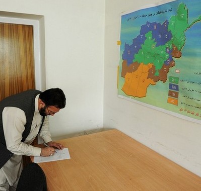صدها تن به امید زندگی و معاش بهتر، نامزد انتخابات پارلمانی می شوند!