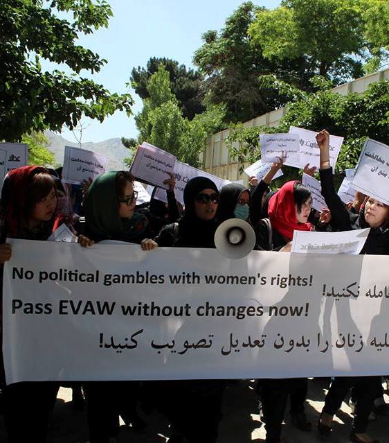 تظاهرات بانوان فعال در اعتراض به تبعیض جنسیتی و حمایت آن ها از اعتراض دانشجویان